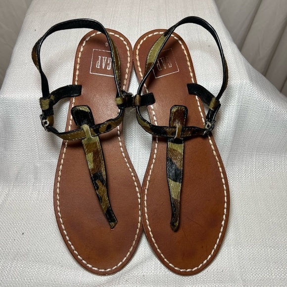 GAP Camo T-Strap Sandals - Size 8 - Great Condition! - Picture 2 of 4